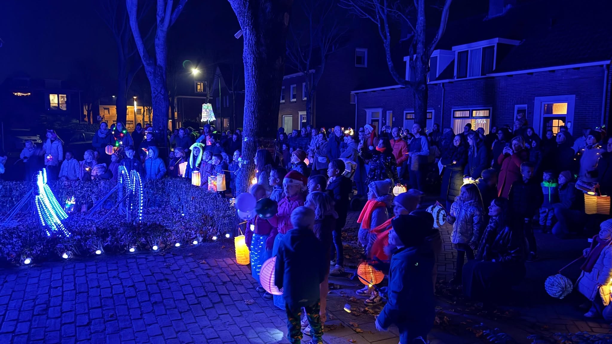 Bezoekers genieten samen van Kerst Lichtshow Gilze
